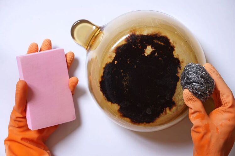 8 روش برای تمیز کردن بدنه قابلمه رنگی